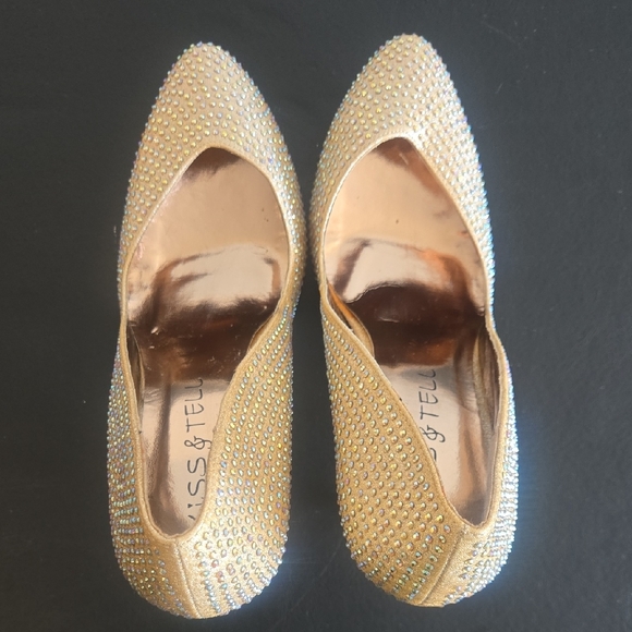 Kiss & Tell Golden Heels - Picture 7 of 9